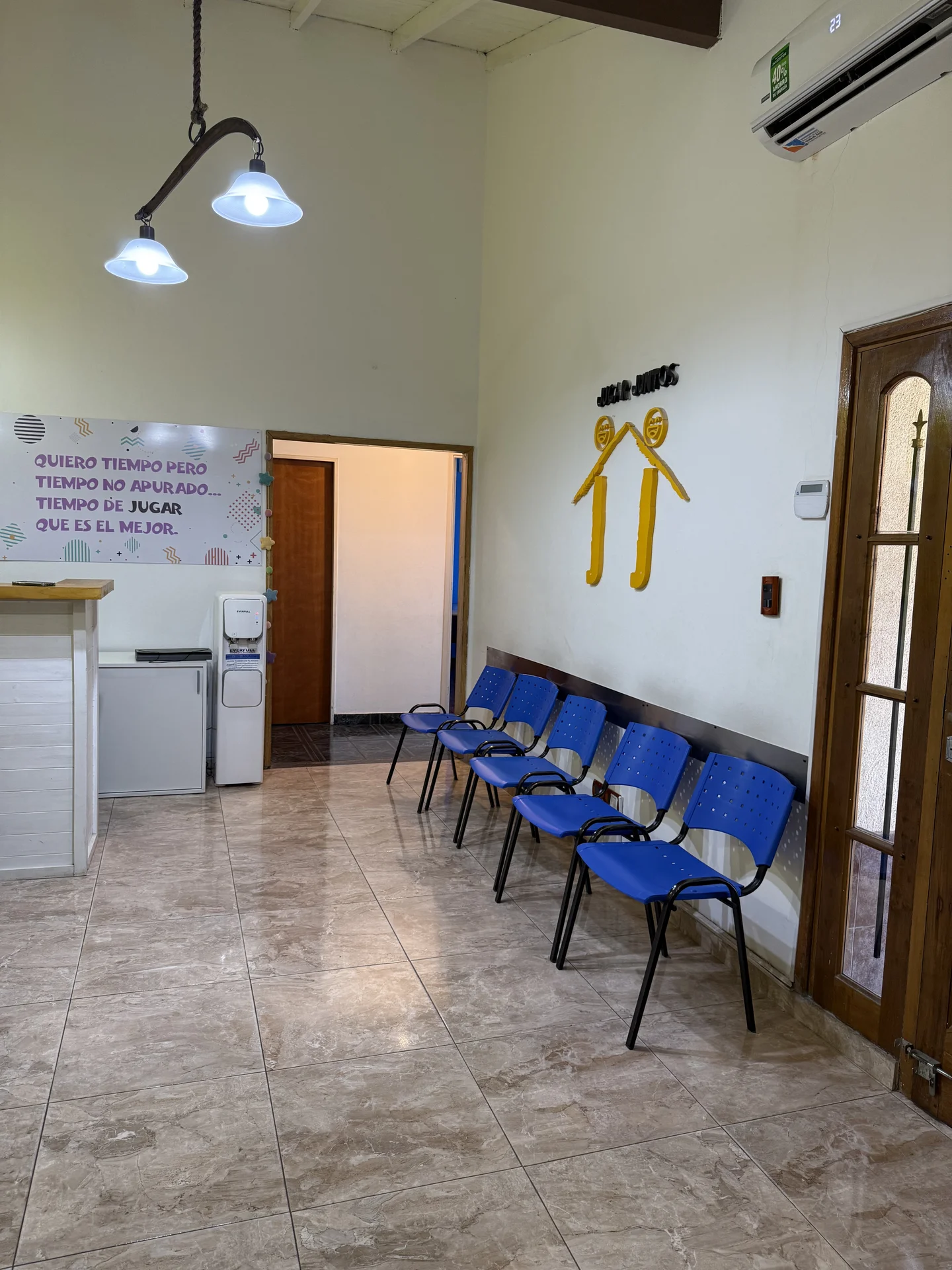 Sala de espera con logo de Jugar Juntos