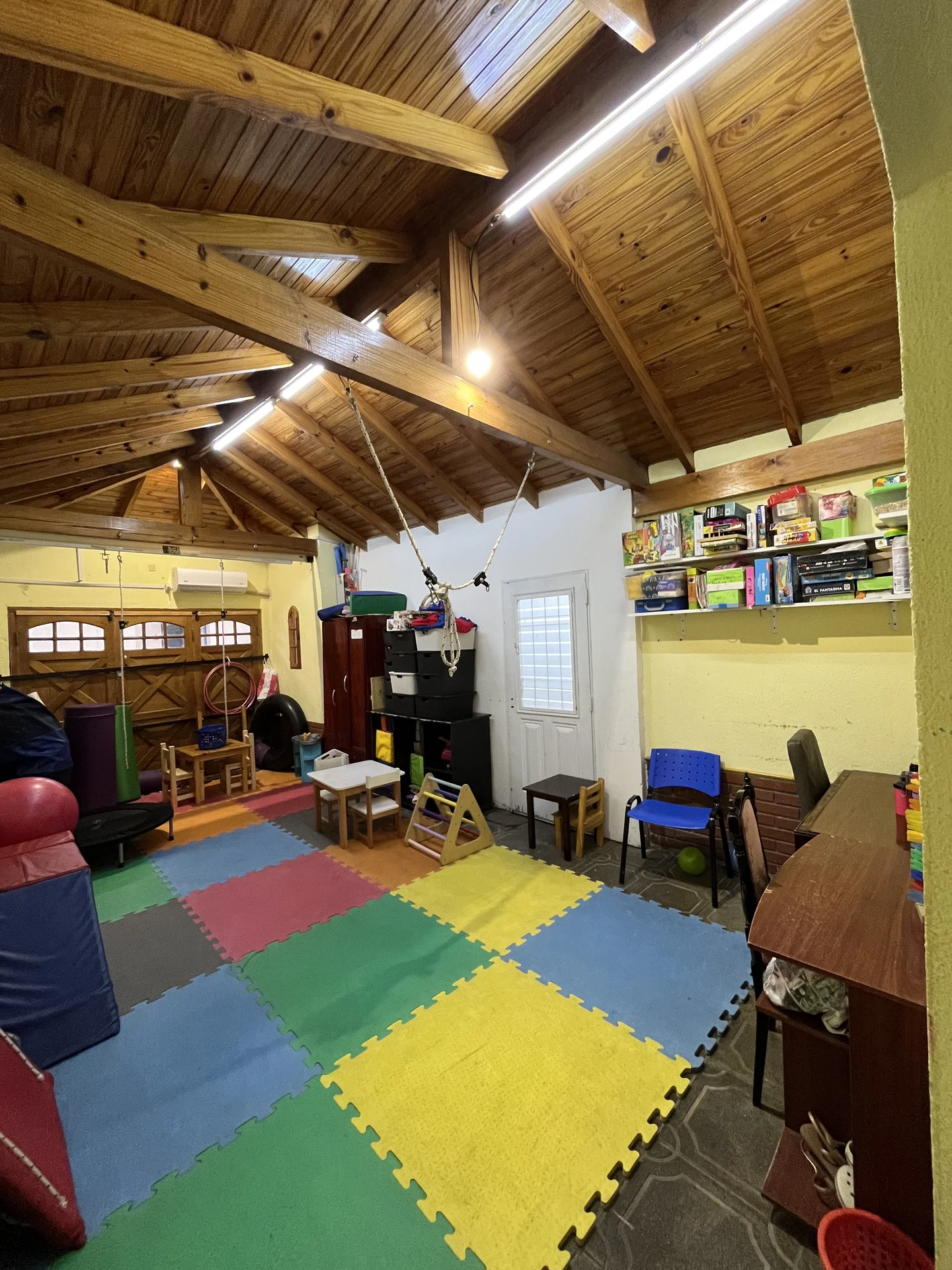 Sala de juegos con piso de goma eva